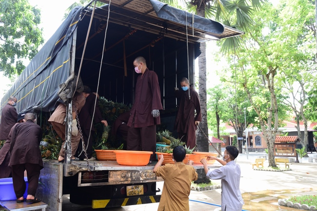 Chùa Hoằng Pháp: Tiếp tục hỗ trợ người dân khó khăn trong đại dịch Covid (đợt 8)